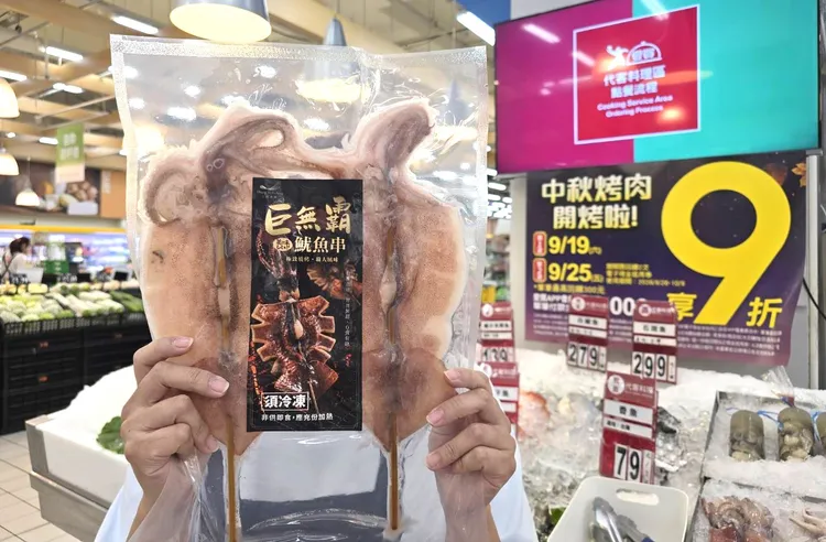 特大魷魚串每包2入199元，平均每串100元每個都比臉還大。業者提供