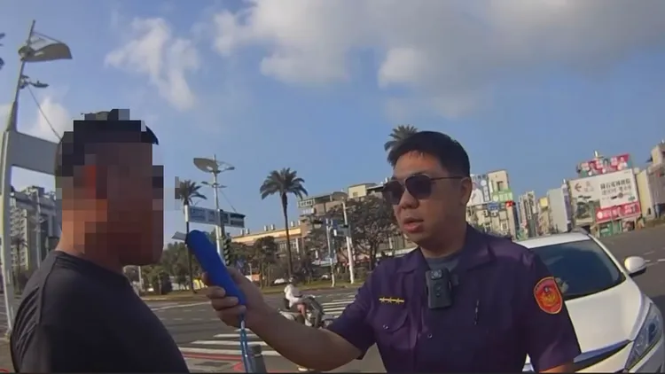 李男呼氣酒精濃度測試，結果超過法定標準值。翻攝畫面