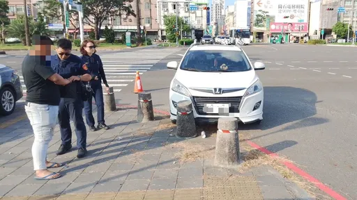迷糊闖紅燈又撞石墩！22歲男睡眼惺忪　警問：你睡著了喔？