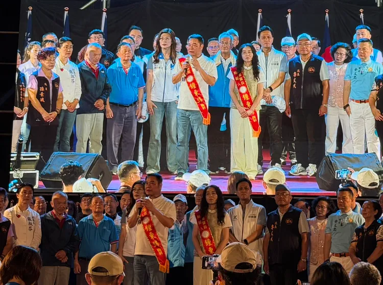 國民黨苗栗縣長鍾東錦競選連任，13日晚間在苗栗市舉辦競選總部成立大會，國民黨主席鄭麗文、民眾黨創黨主席柯文哲均站台力挺。國民黨提供
