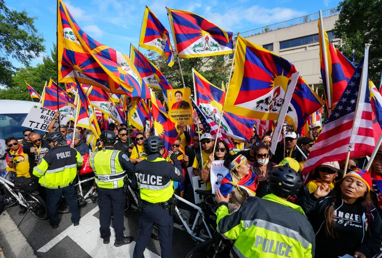 警方在華盛頓中國大使館外拉起人牆，阻擋參與「解放西藏」（Free Tibet）抗議活動的示威者。。路透