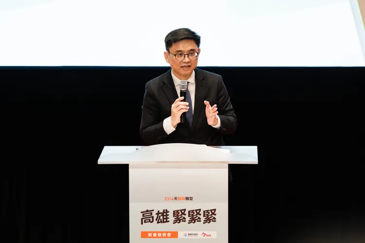 賴瑞隆拜託其邁市長，以後麥克風如果越拿越大支，電話還是要接喔！翻攝畫面