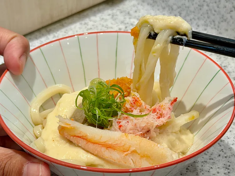 這次聯名餐點鄭鎬泳最推薦「蟹肉奶油烏龍麵」。莊偉祺攝