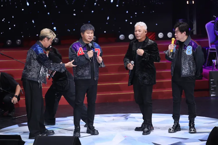巫啟賢（右2）與胡瓜相識多年。娛樂中心攝