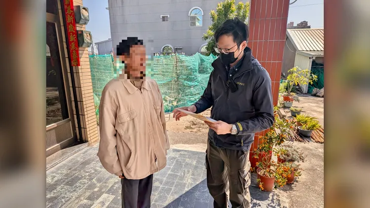 警方上門找到施男，他竟稱是家中供奉神明托夢才如此。民眾提供