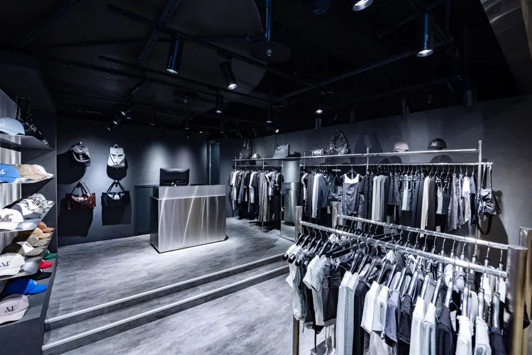 MUCENT台灣首店同樣以暗色調呼應品牌設計風格。品牌提供