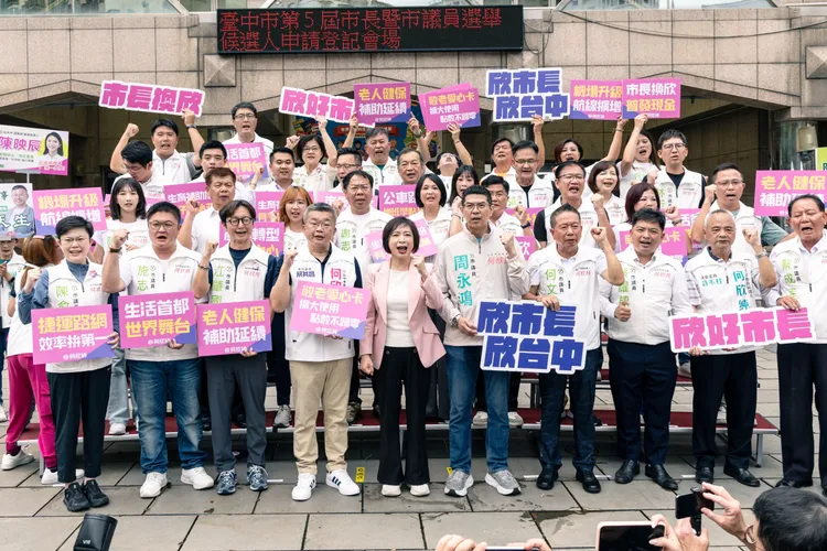 何欣純帶領民進黨台中市議員參選人高喊「全壘打」。民眾提供