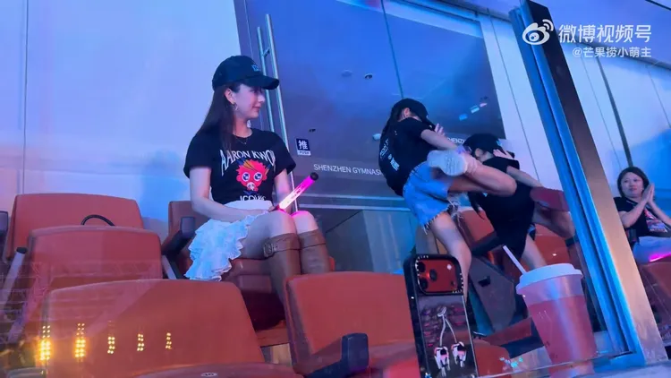 郭富城兩個女兒看影片自學，跳得有模有樣。翻攝芒果撈小萌主微博