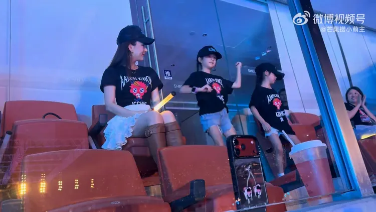 方媛看9歲大女兒、7歲二女兒跳舞。翻攝芒果撈小萌主微博