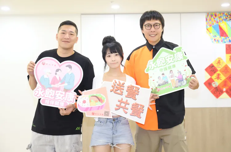 （左起）草爺、陸子玄、張啟樂。紅心字會提供