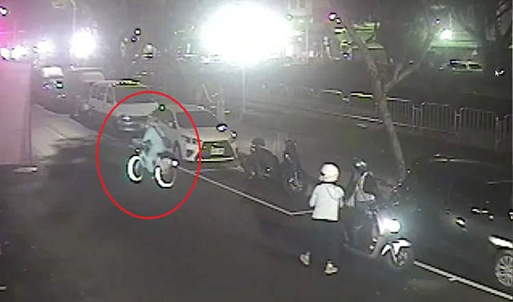 單車男害女騎士撞車後，逆向離開現場。民眾提供