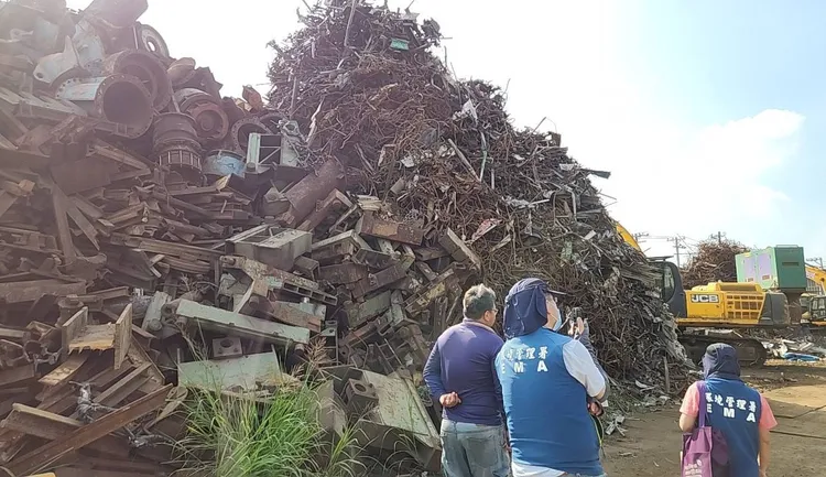 不法業者載運國軍報廢品露天堆置。翻攝畫面