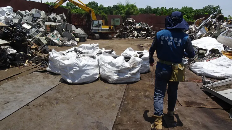 不法業者載運國軍報廢品露天堆置。翻攝畫面