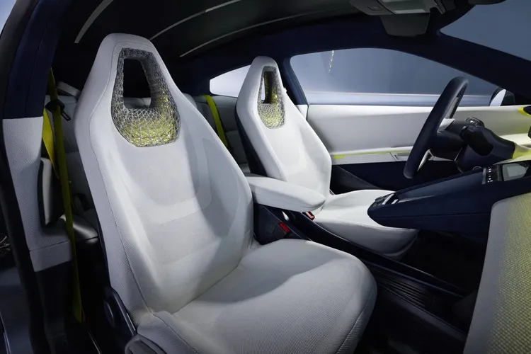 Mission Efficiency車內採極簡設計，甚至取消資訊娛樂螢幕與車載揚聲器，將部分功能交由智慧型手機及攜帶式藍牙喇叭取代。原廠照片