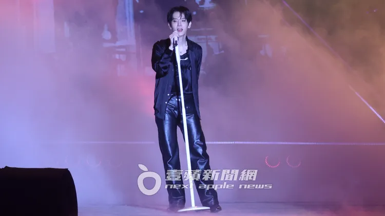 伯賢脫掉外套，連飆多首歌曲又跳舞，狂喊「快死了」。莊宗達攝