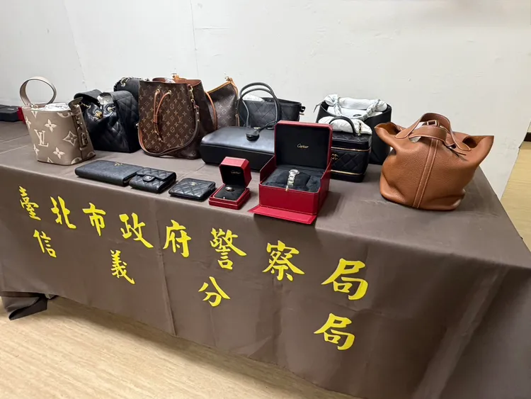 檢警查扣江羿潔家中的名牌包。北市信義分局提供