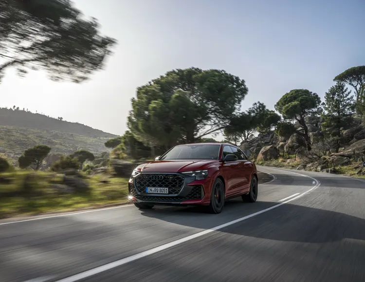 Audi RS Q8 performance搭載動態全輪轉向、主動式防傾控制與跑車式氣壓懸吊，並透過quattro四輪傳動系統分配前後軸動力，提升高速過彎時的車身穩定性與轉向反應。原廠照片