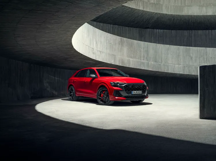 Audi RS Q8 performance採RS專屬蜂巢式水箱護罩與深色化前保桿設計，搭配Matrix矩陣式LED極光頭燈，強化車頭視覺辨識度。原廠照片