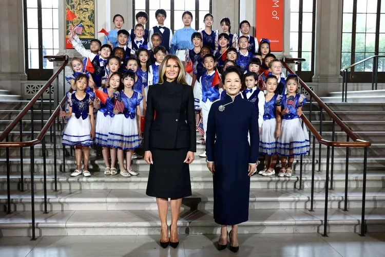 美第一夫人梅蘭妮亞（前排左）與中國國家主席夫人彭麗媛參觀史密森尼亞洲藝術博物館。