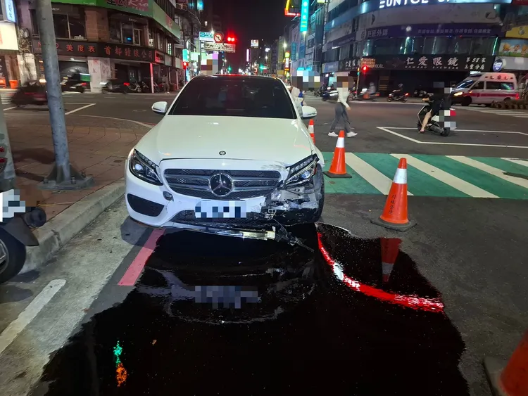 賓士車左前車頭毀損嚴重，駕駛酒測值為0。翻攝畫面
