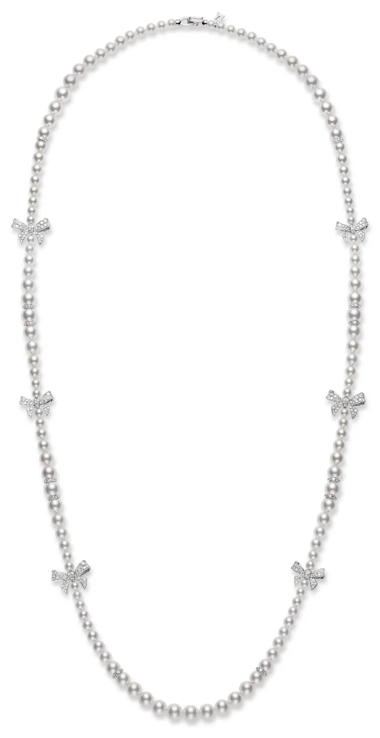 MIKIMOTO Bow Charm項鍊，18K 白金項鏈配以日本 Akoya 珍珠及鑽石，在台北101珠寶旗艦店可搶先鑑賞。品牌提供