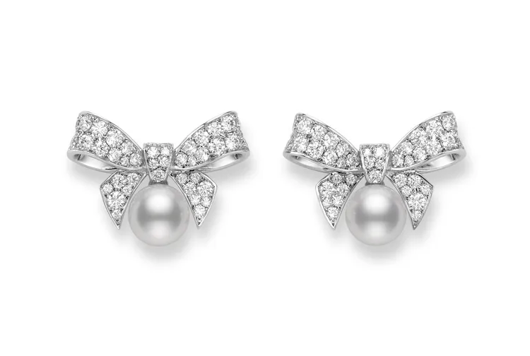 Bow Charm 耳環，18K 白金配以日本 Akoya 珍珠及鑽石，可在台北101珠寶旗艦店搶先鑑賞。品牌提供