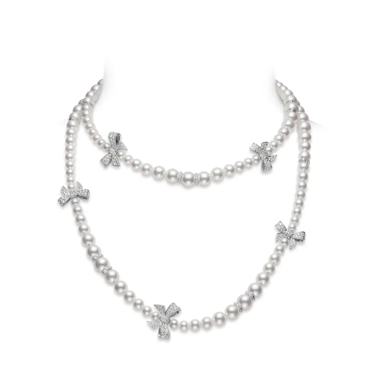 MIKIMOTO Bow Charm項鍊也能繞成雙圈配戴。品牌提供