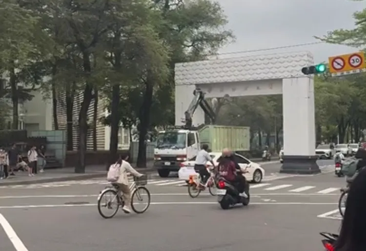 抓斗車爪子沒收好，碰壞歷史建築，成大提修復方案，文資處傾向不罰。網友「tas_f10ra4」提供