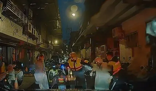轉彎未打方向燈露餡！板橋警攔查毒駕男　赫見新北檢通緝犯