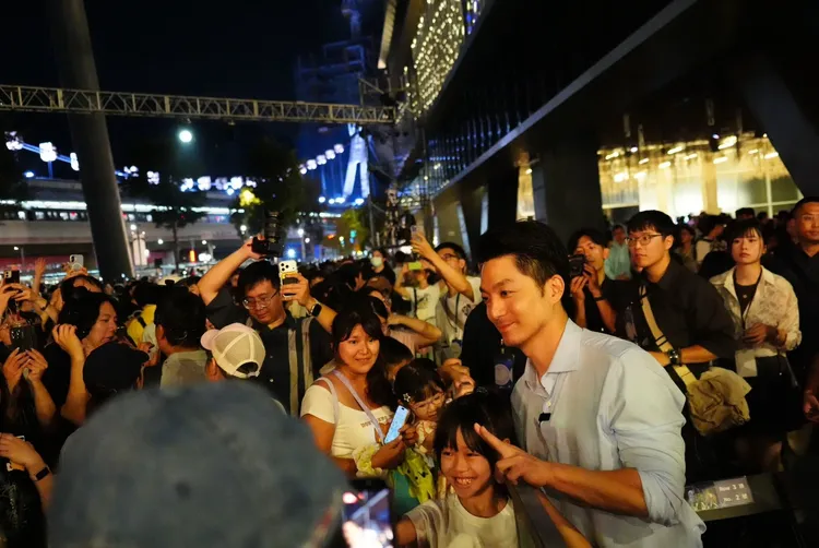 台北市長蔣萬安也到場觀賞巨象並與民眾合影。北市府提供