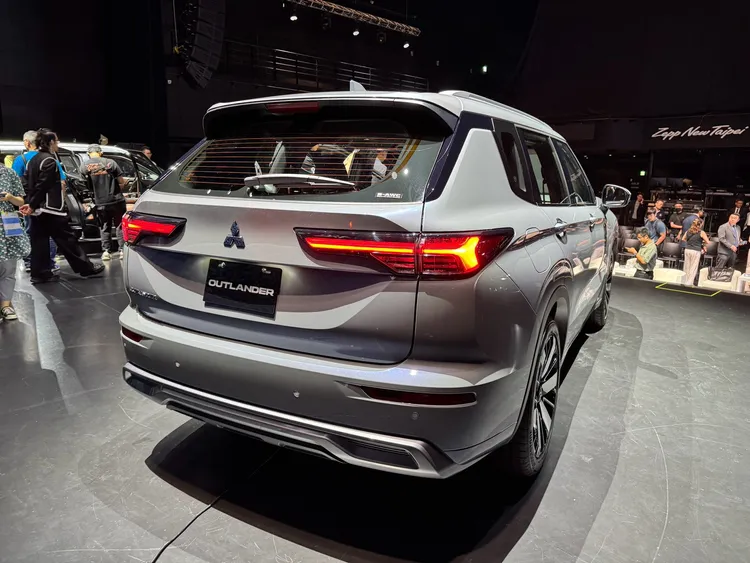 全新Mitsubishi Outlander車尾採較簡潔的橫向設計，尾燈以貫穿式視覺拉寬車身比例，搭配立體後保桿與下方防護飾板，整體維持偏向家庭SUV的厚實風格。周奕豪攝