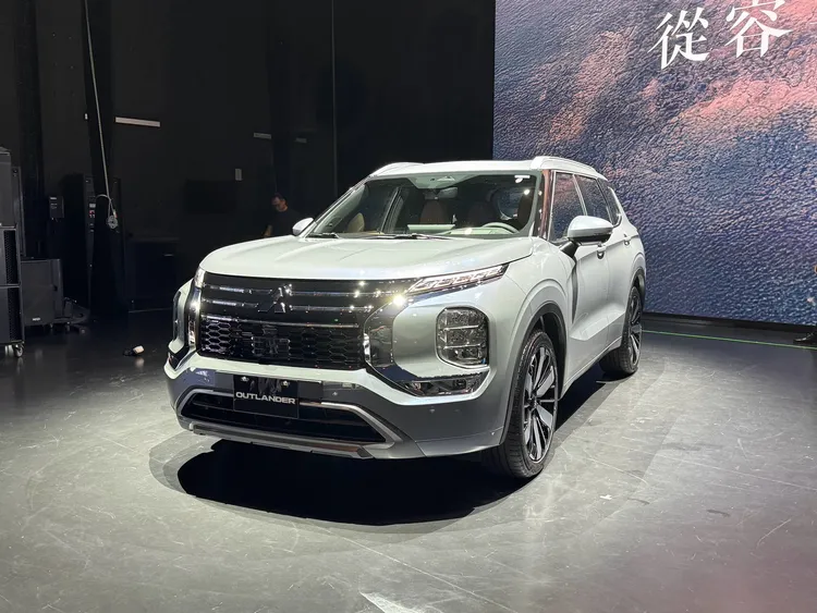 全新Outlander延續Mitsubishi Dynamic Shield家族化設計，車頭採較寬幅的視覺布局，搭配20吋鋁圈與立體車身線條，區分5人座及5+2座車型。周奕豪攝