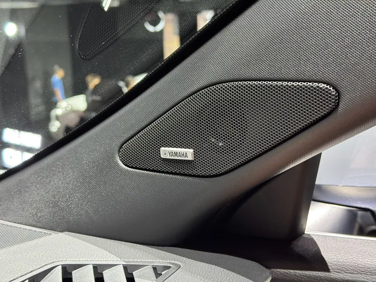 高階車型導入Yamaha Premium音響系統，透過多支揚聲器配置強化車室聲場表現，讓駕駛與乘客在日常通勤及長途行駛時都能享有更完整的車內音響體驗。周奕豪攝
