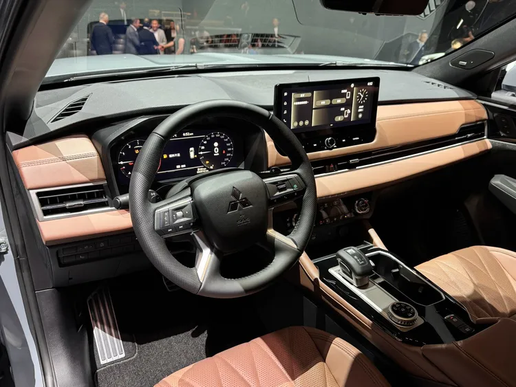 Outlander車室配置12.3吋數位儀表與多項便利配備，高階車型提供前座通風、按摩功能及三區恆溫空調。周奕豪攝