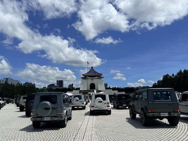 G-Class車主在中正紀念堂園區集結，透過車隊排列呈現整齊畫面，也成為活動現場最受矚目的場景之一。林浩昇攝