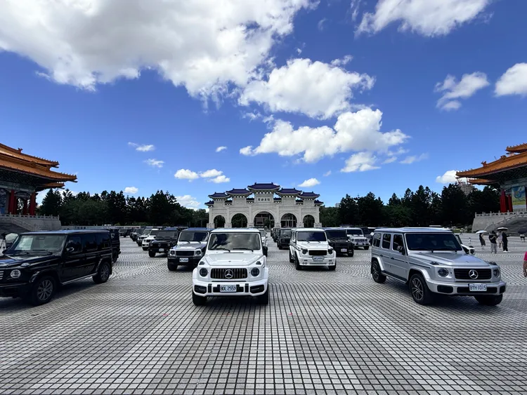 「基因釀愛・聚善前行」公益車聚吸引全台G-Class車主參與，現場不同世代與車色的G-Class同場出現。林浩昇攝