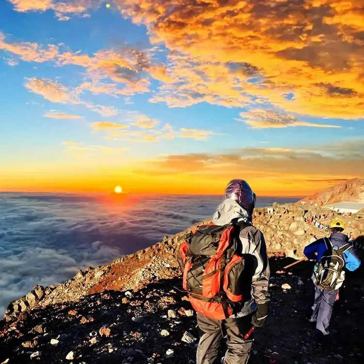 好友相約富士山登頂之旅，在山頂迎接曙光。AsiaYo提供