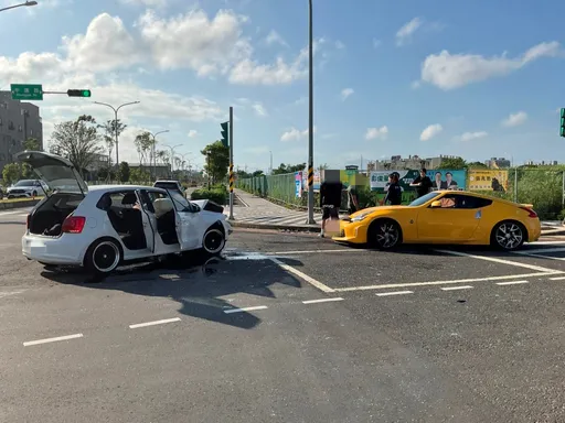 轉彎車未讓直行車！中壢路口兩車碰撞　2名年輕女乘客送醫