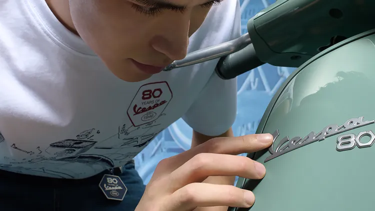 車頭面板Logo下方鑲嵌「80」周年紀念銘牌，將Vespa品牌80年歷史融入車身細節。業者提供