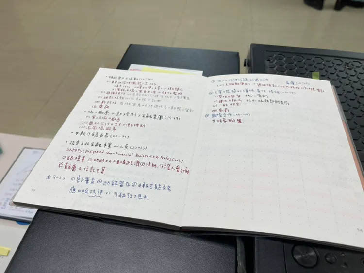 警方查獲嫌犯疑似考取證照時使用的筆記。翻攝畫面
