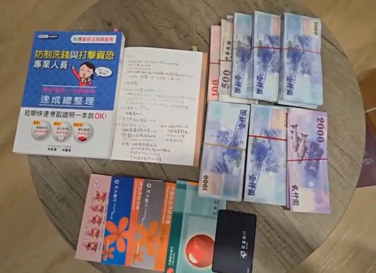 警方查獲證物中，赫然發現有考證照的書籍。翻攝畫面