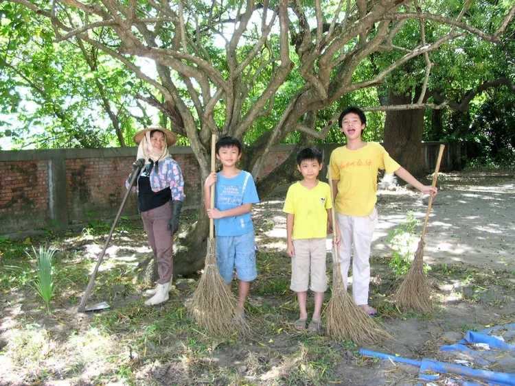 想到曾孫每天上學要路過60米道路，蔣黃女就坐不住了。翻攝畫面