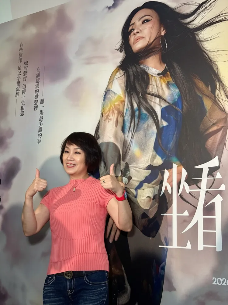 林淑容生龍活虎般在背板前拍照。彭欣偉攝