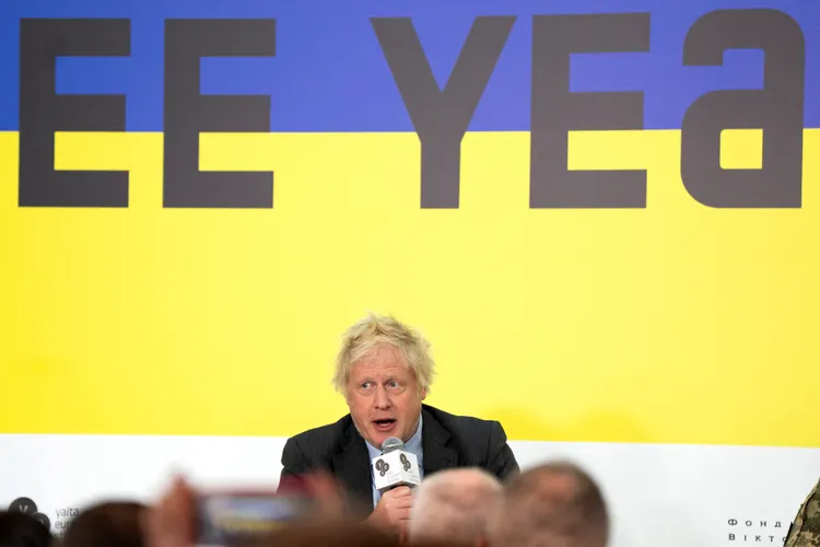 英國前首相強生到烏克蘭參加會議險遭攻擊。路透社資料照片