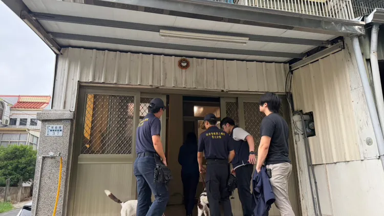 專案小組帶著緝毒犬上門，發現不起眼的透天厝別有洞天。檢方提供