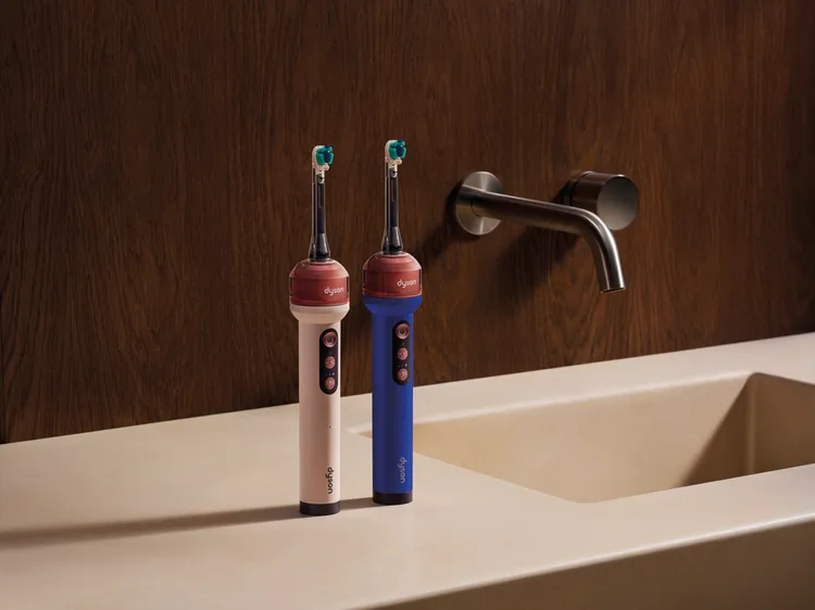 Dyson CameraJet微鏡噴射電動牙刷同步在台上市，推出粉霧玫瑰與極光曜藍兩款配色，建議售價1萬6990元。