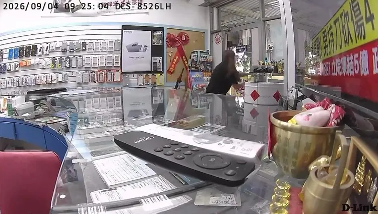 女店員發現手機被拿走，追出去但已來不及。翻攝Threads