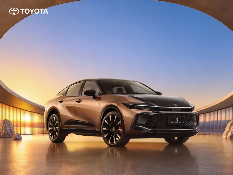 CROWN CROSSOVER融合房車乘坐舒適性與SUV視野，這次同步導入第五代油電系統，並依車型新增E-Mirror電子後視鏡及換檔撥片等配備。業者提供