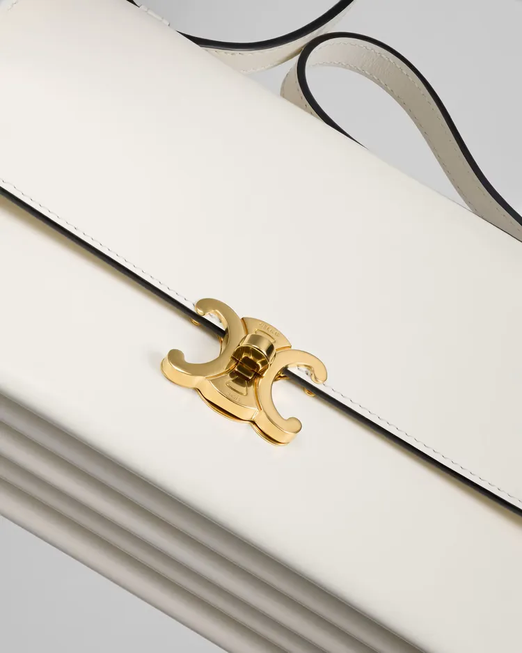CELINE 17奶油白色手袋，12萬元。品牌提供