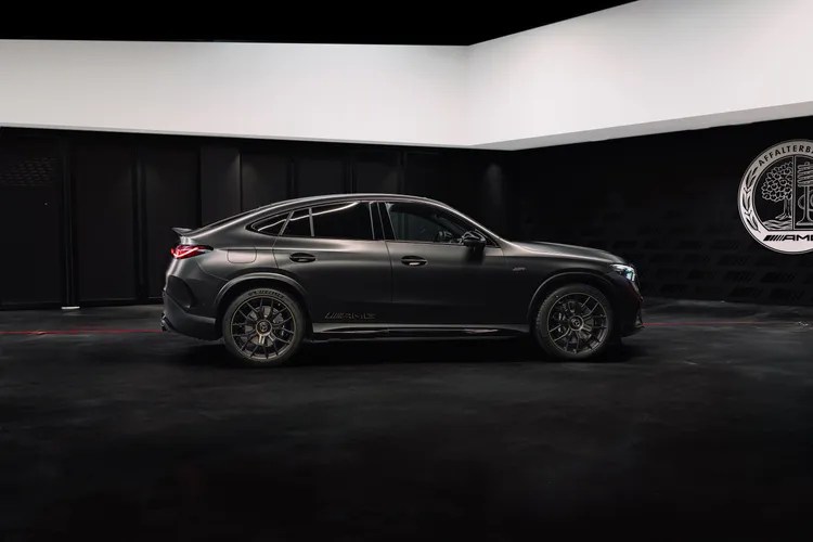 全新Mercedes-AMG GLC 53 4MATIC專屬「鑠影套件」，搭載21吋AMG交叉輪輻式鍛造輪圈及專屬車身飾條與AMG進階夜色套件。業者提供